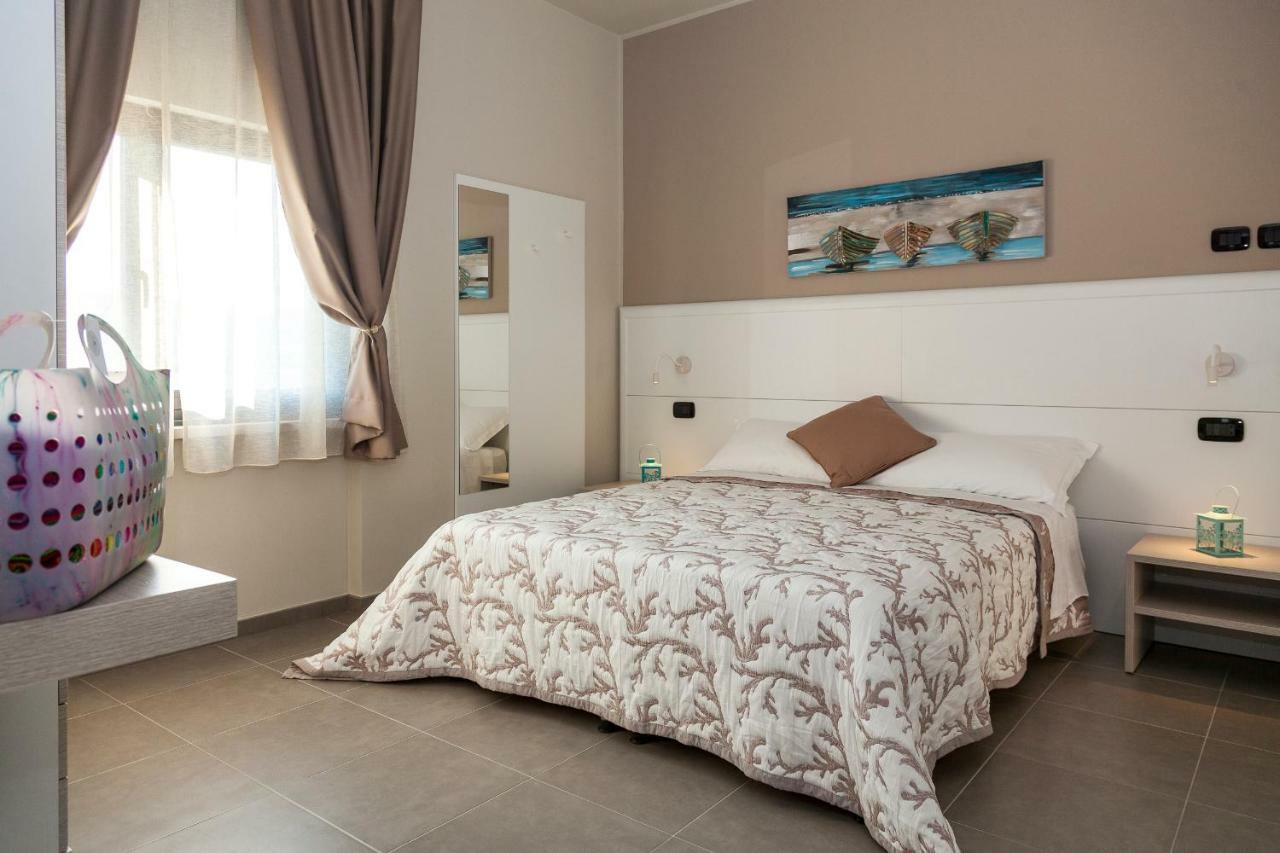 Riviera Hub Hotel Cisano sul Neva Kültér fotó