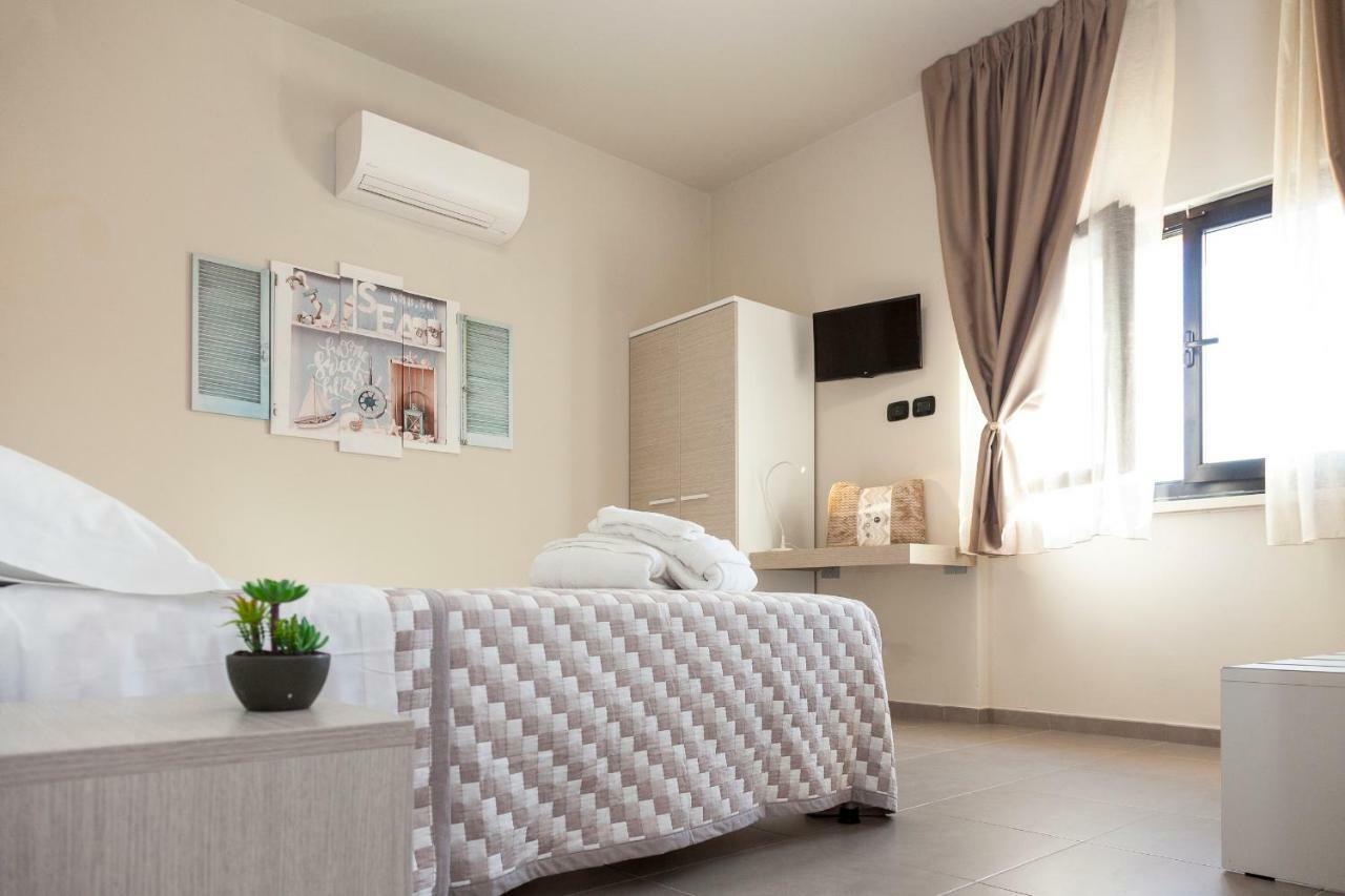 Riviera Hub Hotel Cisano sul Neva Kültér fotó