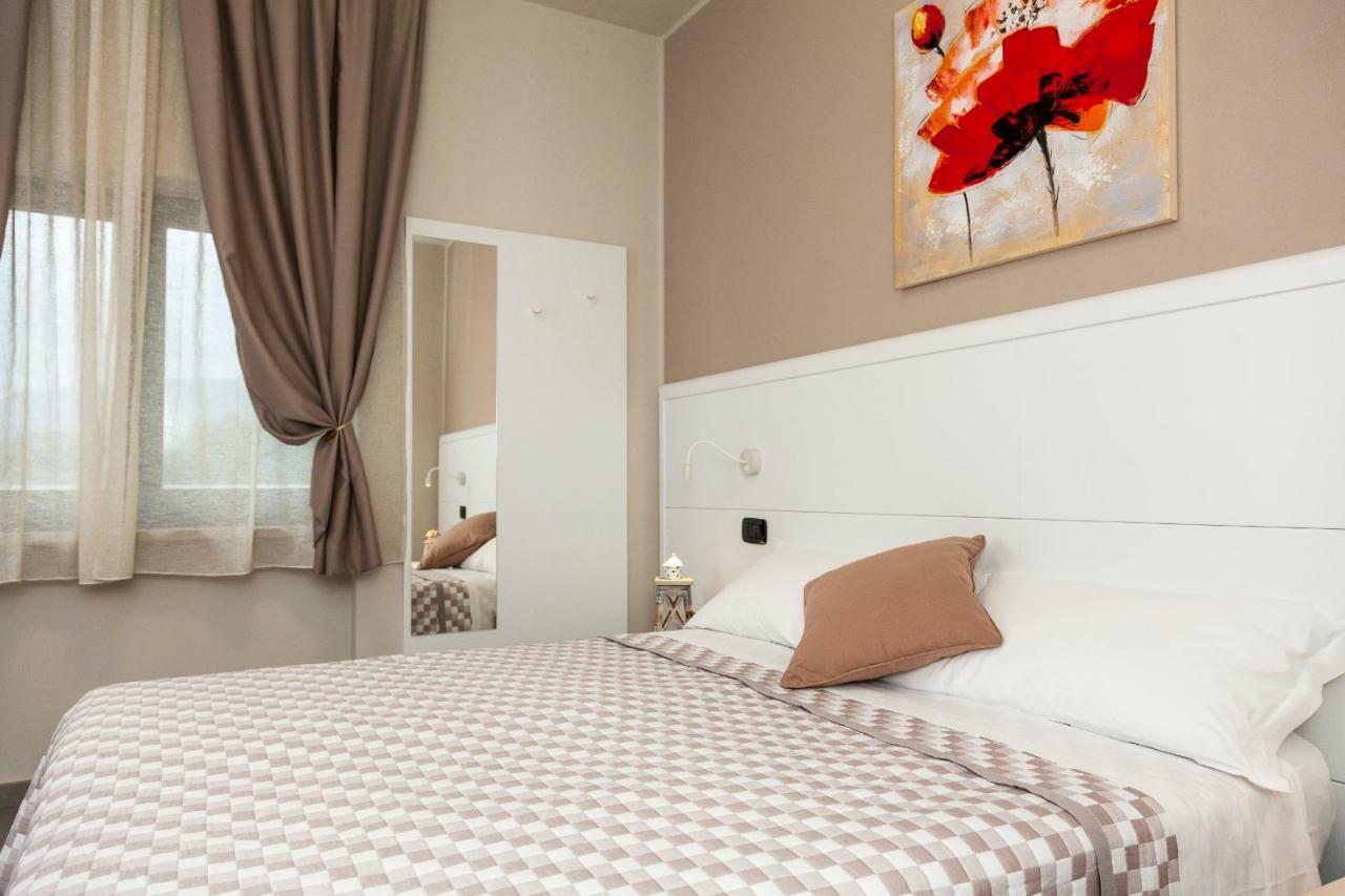 Riviera Hub Hotel Cisano sul Neva Kültér fotó