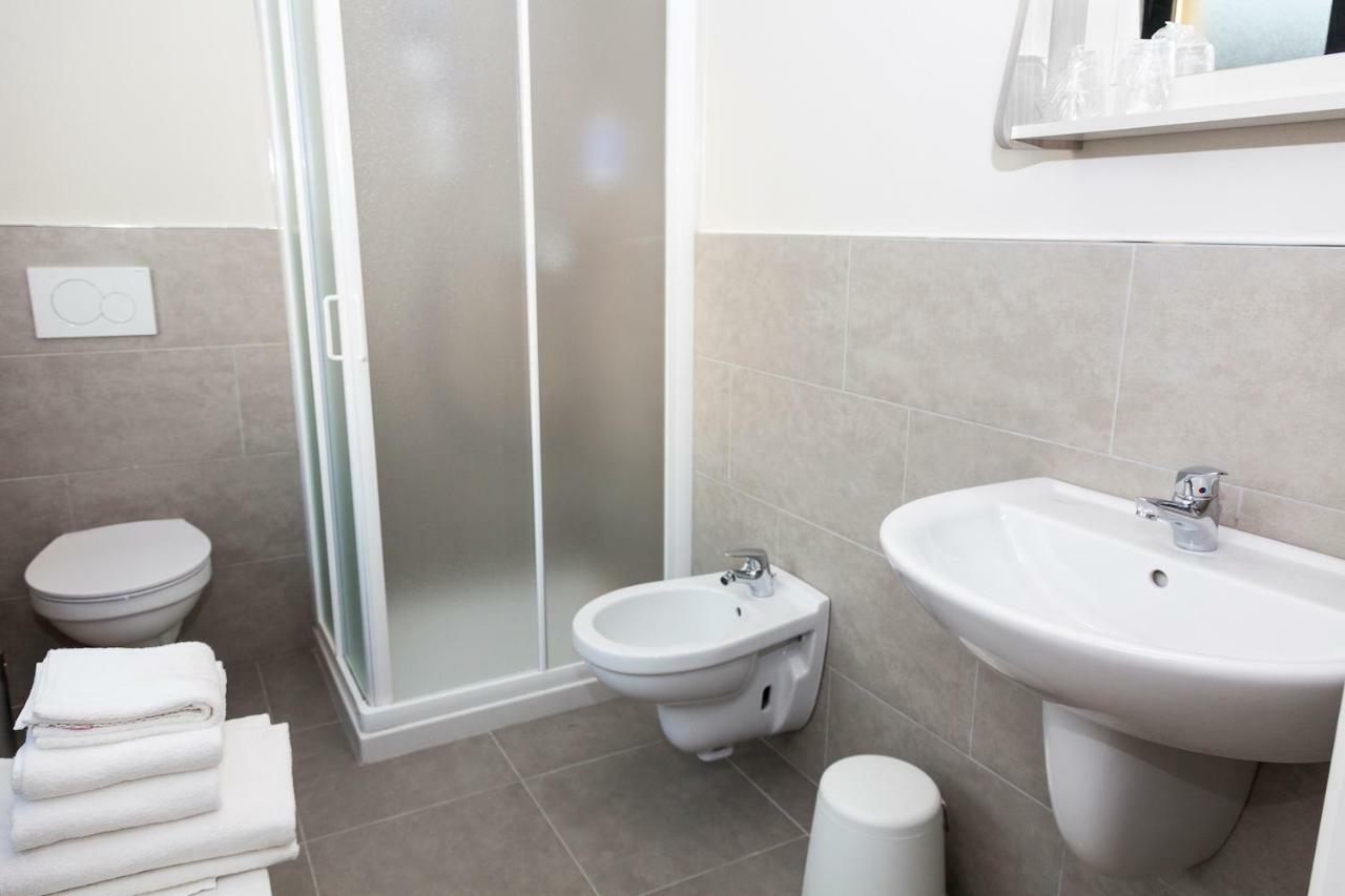 Riviera Hub Hotel Cisano sul Neva Kültér fotó