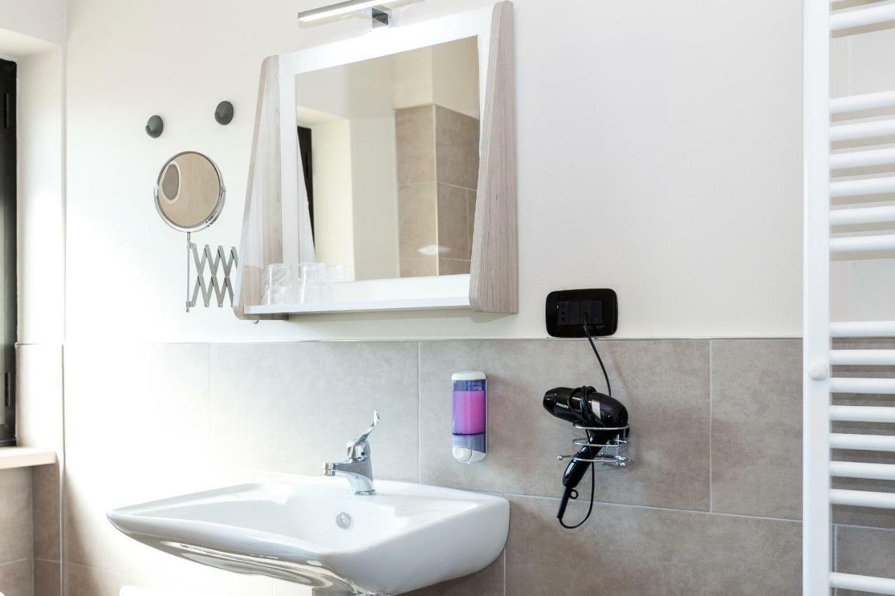 Riviera Hub Hotel Cisano sul Neva Kültér fotó