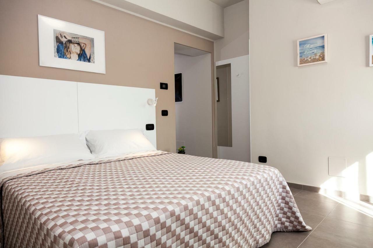 Riviera Hub Hotel Cisano sul Neva Kültér fotó