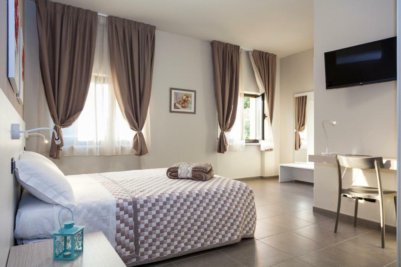 Riviera Hub Hotel Cisano sul Neva Kültér fotó