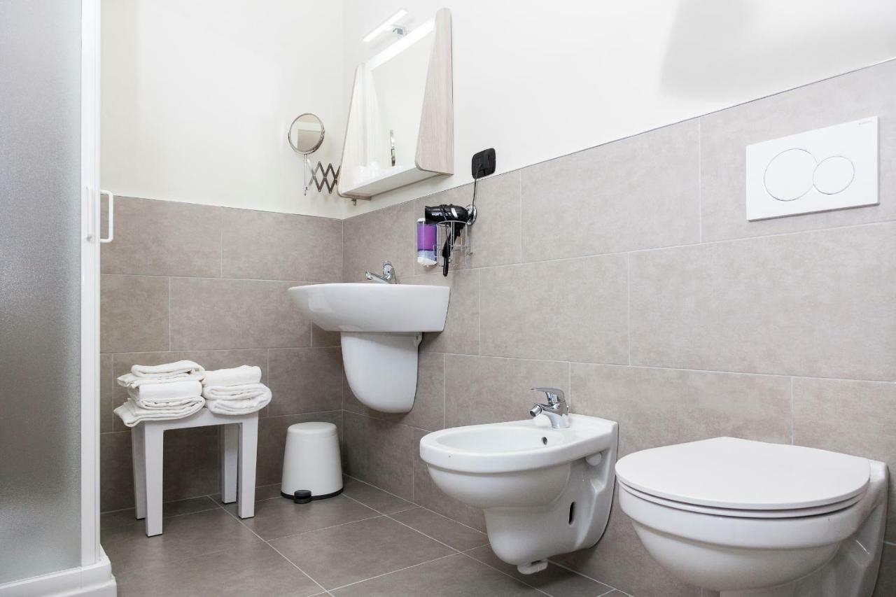 Riviera Hub Hotel Cisano sul Neva Kültér fotó