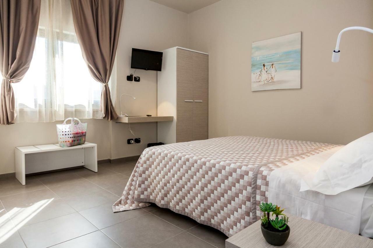 Riviera Hub Hotel Cisano sul Neva Kültér fotó