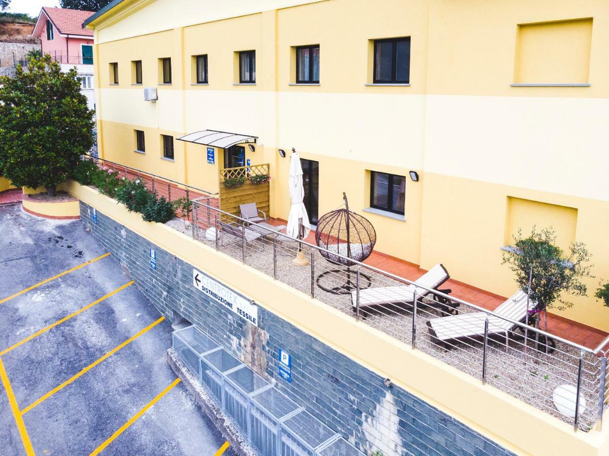 Riviera Hub Hotel Cisano sul Neva Kültér fotó